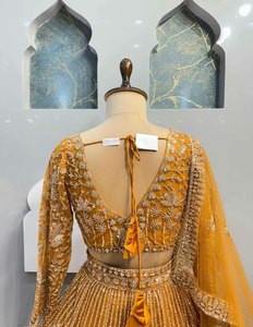 ชุดเลเฮนกาโชลีงานแต่งงานปี 2023 ดีไซน์ใหม่ล่าสุด ลวดลายสไตล์บอลลีวูด ผ้าไหมเทียม แต่งขนเฟอร์ ประดับมุกและคริสตัล - Product Image 3