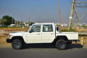 MODÈLE 2023 TOYOTA LAND CRUISER 79 DOUBLE CABINE PICK-UP LX V8 4.5L TURBO DIESEL 4x4 TRANSMISSION MANUELLE - Product Image 3