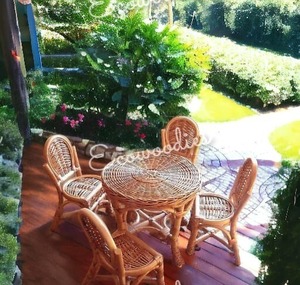 Ensemble de salle à manger de luxe en rotin pour jardin, extérieur et intérieur, meubles en osier et bambou, table ronde vintage et 4 chaises, ensemble de bistro - Product Image 1
