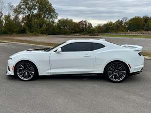 Chevrolet Camaro ZL1 berline RWD 2024 d'occasion, blanc premium, conduite à gauche, intérieur foncé, jantes en alliage, sièges en cuir, pack motorisé - Product Image 4
