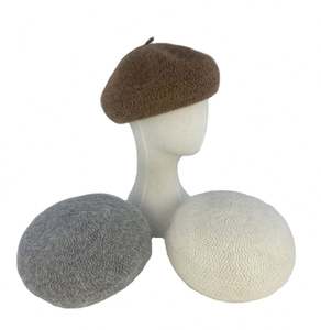 Chapeaux Bob en Laine Tricotés Personnalisés pour Femmes – Modèles Peintre Tendance et Colorés - Product Image 1