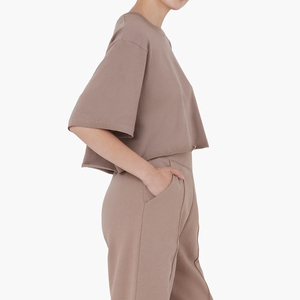 Camiseta Moderna y Atractiva para Mujer, Diseñada para un Movimiento Cómodo, con un Diseño Elegante y una Presencia Informal Relajada - Product Image 3