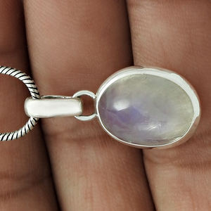 Diseño delicado 925 Plata esterlina Arco Iris natural Piedra lunar Forma redonda Colgante clásico Colgantes delicados de piedra natal a bajo costo - Product Image 3