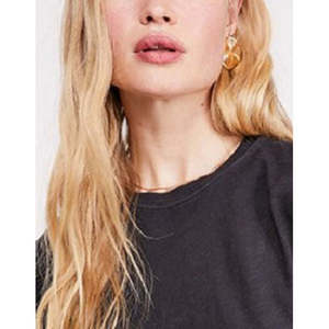 T-shirt da donna Free People Latte nera in jersey di cotone traspirante, design semplice e aderente, decorazione con rivetti, disponibile nelle taglie XXS, XS, XL, XXL, 4XL - Product Image 2