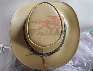 Chapeau de cowboy en cuir beige artisanal de style occidental avec bande Concho, large bord classique et design durable pour les aventures en plein air - Product Image 4