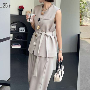 <span class=keywords><strong>Ensemble</strong></span> deux pièces sans manches pour <span class=keywords><strong>femme</strong></span>, personnalisé par le fabricant - Tissu de costume, détails perlés, gilet et pantalon chics avec doublure - Product Image 3