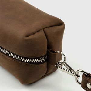 Pochette cosmétique simple en microfibre marron avec fermeture éclair et dragonne, trousse de toilette portable pour le voyage - Product Image 5