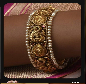 กำไลทองเหลืองสุดประณีต ประดับด้วยงานฝังหินสีขาวอย่างประณีต และตกแต่งด้วยอัญมณีหลากสีสัน มีจำหน่ายในราคาขายส่ง - Product Image 4