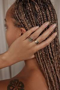 Recién llegado, anillo de banda de diamantes de oro amarillo para mujer con joyería de zafiro de corte medio, certificado GRA disponible, cantidad al por mayor - Product Image 4