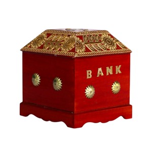 Banco de monedas de madera hecho a mano con incrustaciones de latón decorativas en relieve y acabado rojo rico para regalos tradicionales y decoración del hogar - Product Image 4