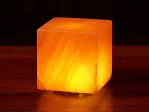 Lampe à sel de l'Himalaya en forme de cube sculpté par USB Feng Shui naturel Décoration de la maison Artisanat fait à la main au Pakistan Type d'artisanat - Product Image 6