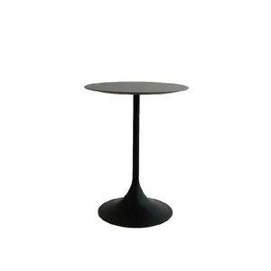 ट्रेंडी कैफे शॉप इंटीरियर डिज़ाइन के लिए गोल लकड़ी का टेबल स्टैंड