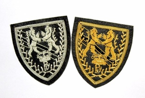 Insigne à coudre en feutre noir brodé à la main avec décoration en dentelle et fonction magnétique - Product Image 4