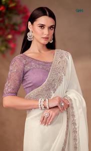 Sari en soie exclusif de créateur avec une belle bordure de travail de séquence de broderie de haute qualité pour une fête de mariage style pakistanais - Product Image 2