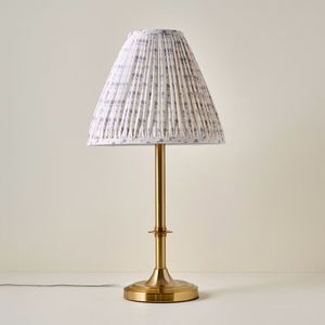 Lampe de table en laiton de luxe avec abat-jour en soie pour salles à manger formelles suites d'hôtel et éclairage intérieur haut de gamme organisé - Product Image 5