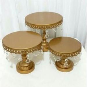 Support à gâteau en métal doré robuste avec art fin et esthétique luxueuse pour les buffets et les événements de desserts haut de gamme - Product Image 3