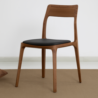 Chaise de salle à manger en chêne massif moderne du milieu du siècle avec siège en cuir, design empilable pour la maison, le bureau, le restaurant ou l'hôtel