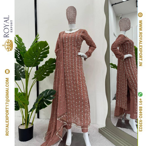 Collection de costumes pakistanais prêts à porter en tissu géorgette lourd et glamour avec bordure en fil et dentelle - Product Image 5