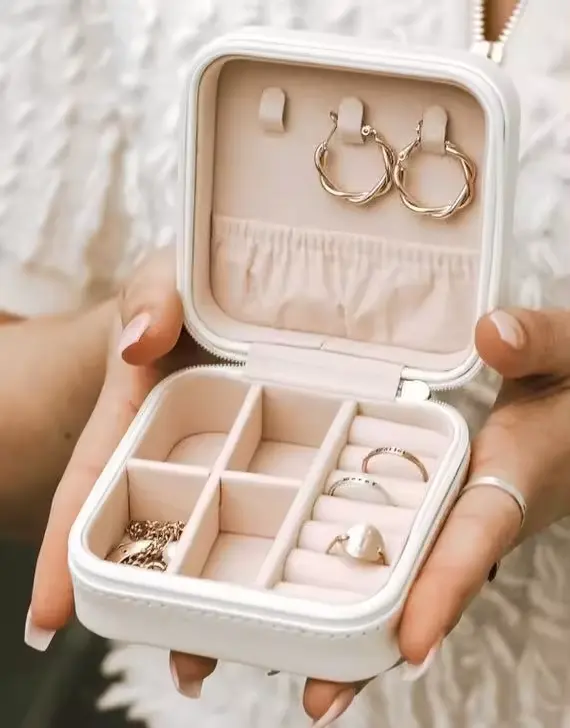 Caja de regalo de joyería blanca de cuero PU con logotipo personalizado WEIMEI, caja de almacenamiento de joyería pequeña con cremallera