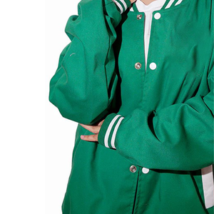 Vestes universitaires côtelées vertes avec couleurs et logos personnalisés Veste universitaire chaude Letterman pour unisexe - Product Image 4