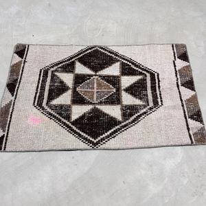 Alfombra Vintage de 1.9x3.1 pies, Alfombra Turca Pequeña, Alfombra Ikat Gris y Negra - Product Image 4