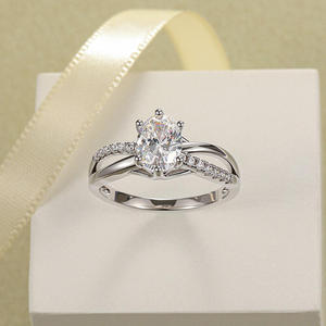 Anillo de Compromiso Jeulia Personalizado con Moissanita Ovalada Trenzada, Plata de Ley con Baño de Rodio - Product Image 4