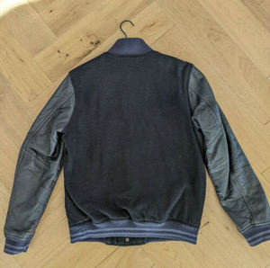 Veste universitaire Destroyer gris anthracite personnalisée OEM Manches en cuir Col à capuche Respirant Style Letterman Unité unique incluse - Product Image 2