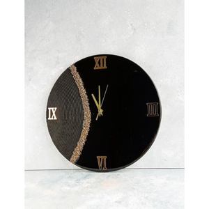 Reloj de pared de resina asequible con campo de color de doble tono y detalle minimalista para amantes del diseño y hogares modernos - Product Image 2