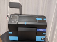 Machine d'impression et de laminage de rouleau d'étiquettes adhésives numériques à faible coût avec CISS 1200 DPI autocollant d'étiquette coupeur d'imprimante couleur