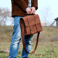 Sac de messager en cuir véritable de grande capacité pour ordinateur portable d'affaires pour le bureau, l'extérieur et le voyage.