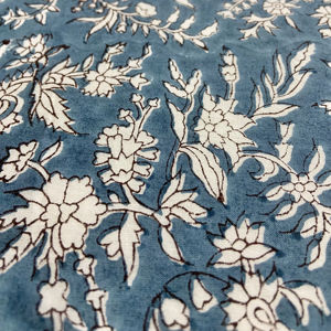 Tela de Algodón Estampada a Mano con Diseño Floral Azul, Textil Tradicional Indio - Product Image 1