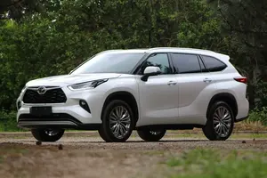 2025 Highlander Usado, Sedán AWD, Motor Turbo 4L, Asientos de Cuero, Neumáticos R18, Opciones Traseras Oscuras - Product Image 5