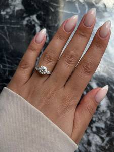 Anillo de compromiso de corte redondo cultivado en laboratorio certificado IGI de 2,4 quilates en oro de 14K VS1 Diamantes laterales de corte de pera de tres piedras para fiesta de boda - Product Image 3