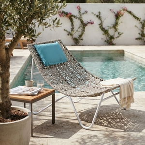 Chaise de jardin d'extérieur grise avec structure en métal blanc, chaise papillon en corde tressée, coussin de tête bleu sarcelle, pour aménagement de patio, design artistique et décoratif - Product Image 3