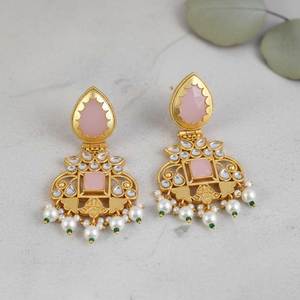 Pendientes étnicos con tachuelas Kundan hechos a mano con cuentas rosas en tonos dorados para mujeres para fiestas tradicionales - Product Image 2