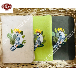 Envoltura de pasaporte bordada a mano personalizable decorada con flores y animales - Product Image 2
