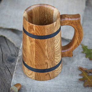 Chope à bière en bois naturel poli de taille personnalisée avec poignée pour les tables de décoration de fête. - Product Image 3