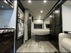 Camping-car de luxe D-Y-N-A-M-A-X ISATA 3 24FW blanc, utilisé pour le camping, 2023, norme Euro 5, 4-6 passagers - Product Image 6