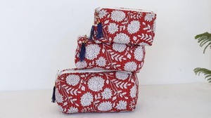 Ensemble de sacs à cosmétiques en coton matelassé écologique à fleurs rouges faites à la main pour voyage en blocs indiens pour sacs - Product Image 4