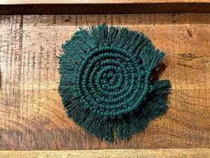 Dessous de verre rond en macramé avec une texture bohème confortable et une palette neutre adaptée à un décor à thème naturel ou à un usage quotidien - Product Image 2