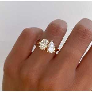Anillo de Compromiso con Diamantes Cultivados en Laboratorio Certificados por IGI, Toi Et Moi en Forma Ovalada y de Pera, Oro Amarillo - Product Image 1