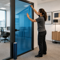 Film de protection de surface PE bleu anti-rayures pour murs-rideaux en verre, respectueux de l'environnement, personnalisable pour le transport de verre