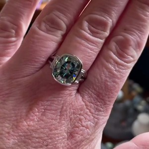 เบาะยาวตัด Moissanite สีเขียวแหวนหมั้นสามหิน 3.50 Ct เบาะสีเขียว Moissanite แหวนชุดแหวนเพชร - Product Image 4