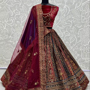Magnifique Lehenga Choli avec patch Kali en velours brodé lourd et multicolore - Product Image 1