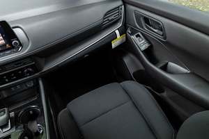 Encantadora Nissan Rogue S SUV Crossover AWD 2024 Usada, Color Negro Carbón - Product Image 4