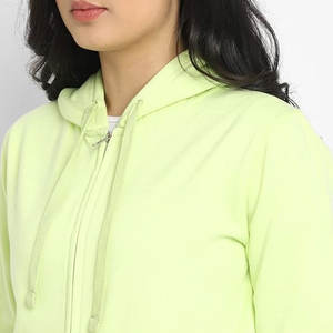 Nueva Sudadera con capucha hecha a medida para mujer en cuello con capucha de lana de algodón suave para viajes de otoño e invierno decorada con insignia - Product Image 4