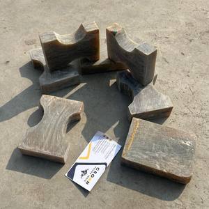 Empuñadura de Espada de Cuerno Hecha a Mano con Forma Natural y Tacto Real, con Técnica Cruda para Coleccionables de Arte - Product Image 1