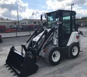 Chargeuse compacte sur pneus Hidromek, moteur diesel, cabine fermée, pour travaux de construction, agriculture et manutention de matériaux - Product Image 1