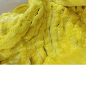 Lemon Yellow Sari Silk Sliver Mulberry Silk Roving para artesanos textiles y de fibra - Product Image 1
