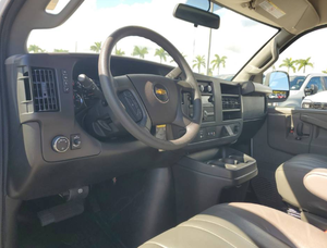 1GCWGBF71S1131439 2025 Fourgon utilitaire pleine grandeur RWD 6.6L V8 401 ch - Product Image 2